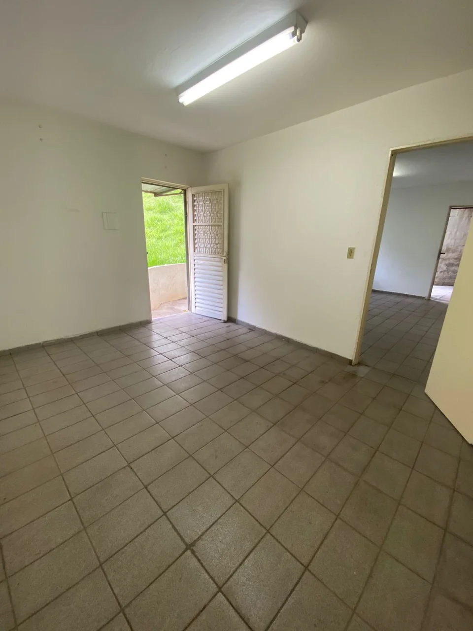 Casa comercial com 3 salas, cozinha e área de serviço