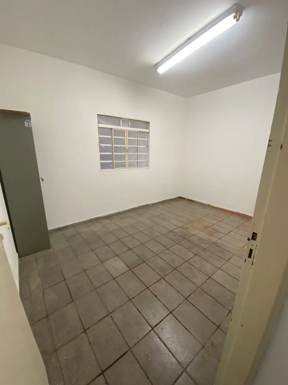 Casa comercial com 3 salas, cozinha e área de serviço