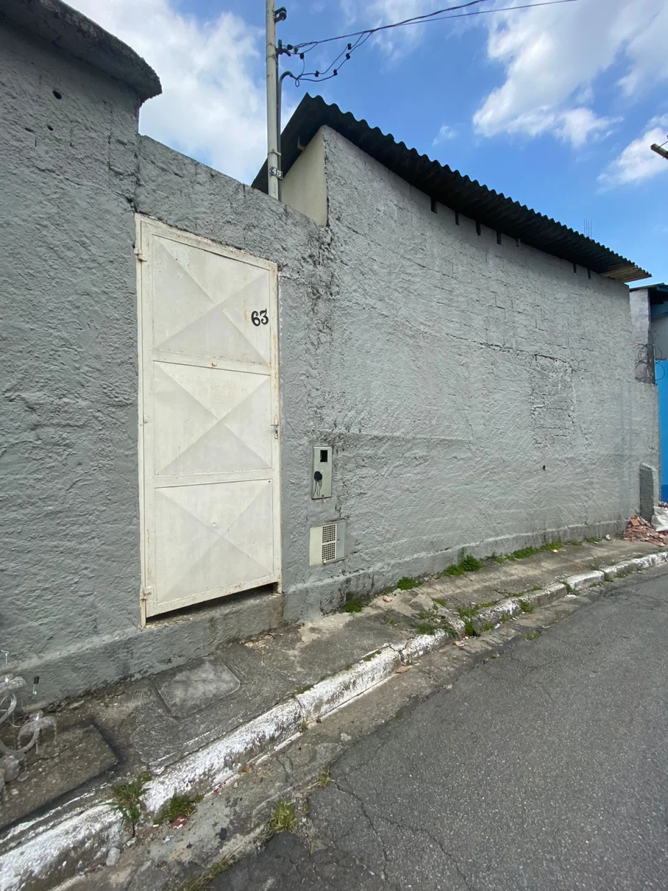 Casa comercial com 3 salas, cozinha e área de serviço