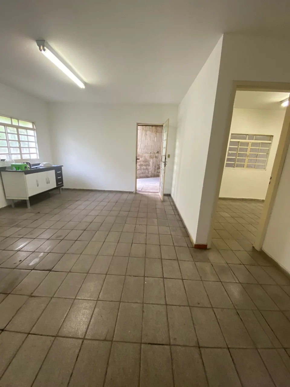 Casa comercial com 3 salas, cozinha e área de serviço