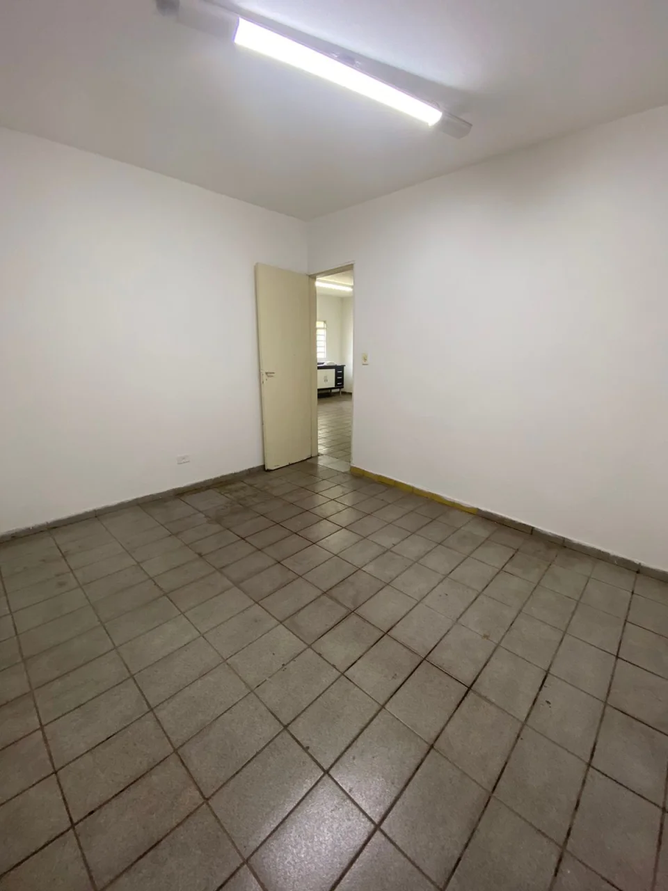 Casa comercial com 3 salas, cozinha e área de serviço