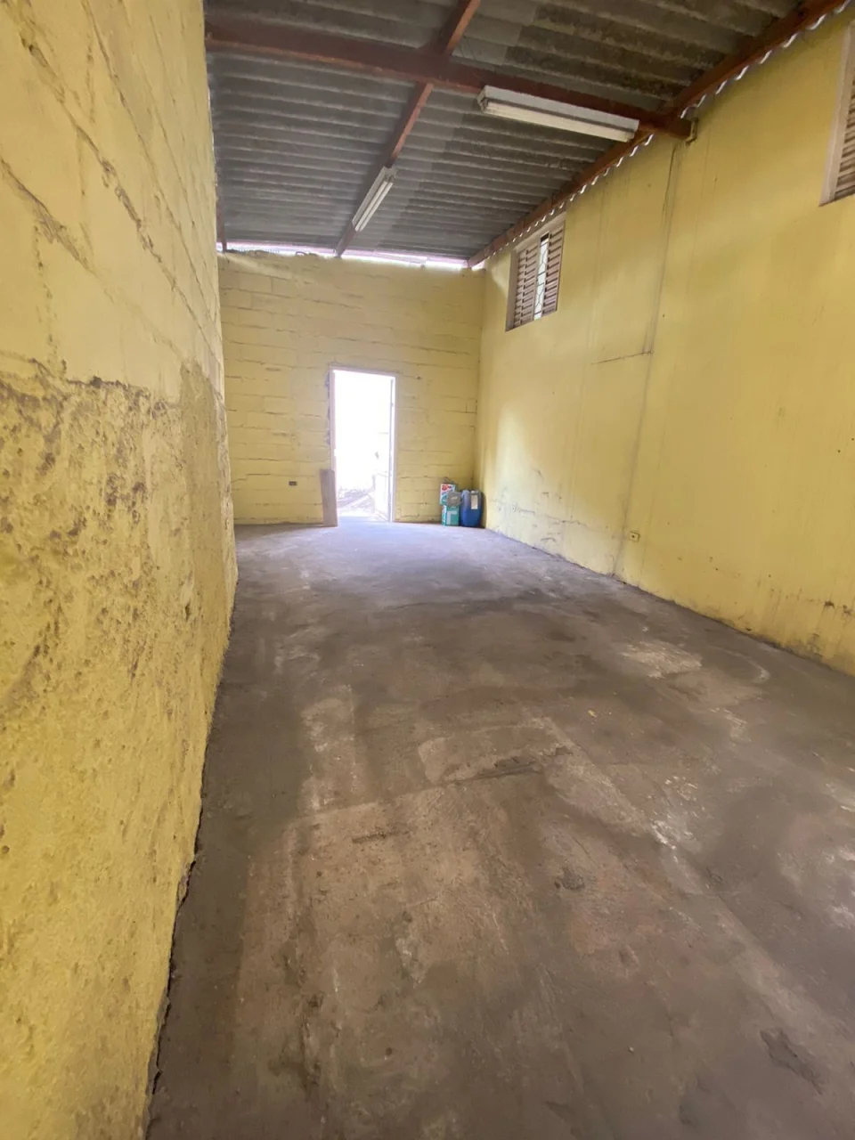 Casa comercial com 3 salas, cozinha e área de serviço