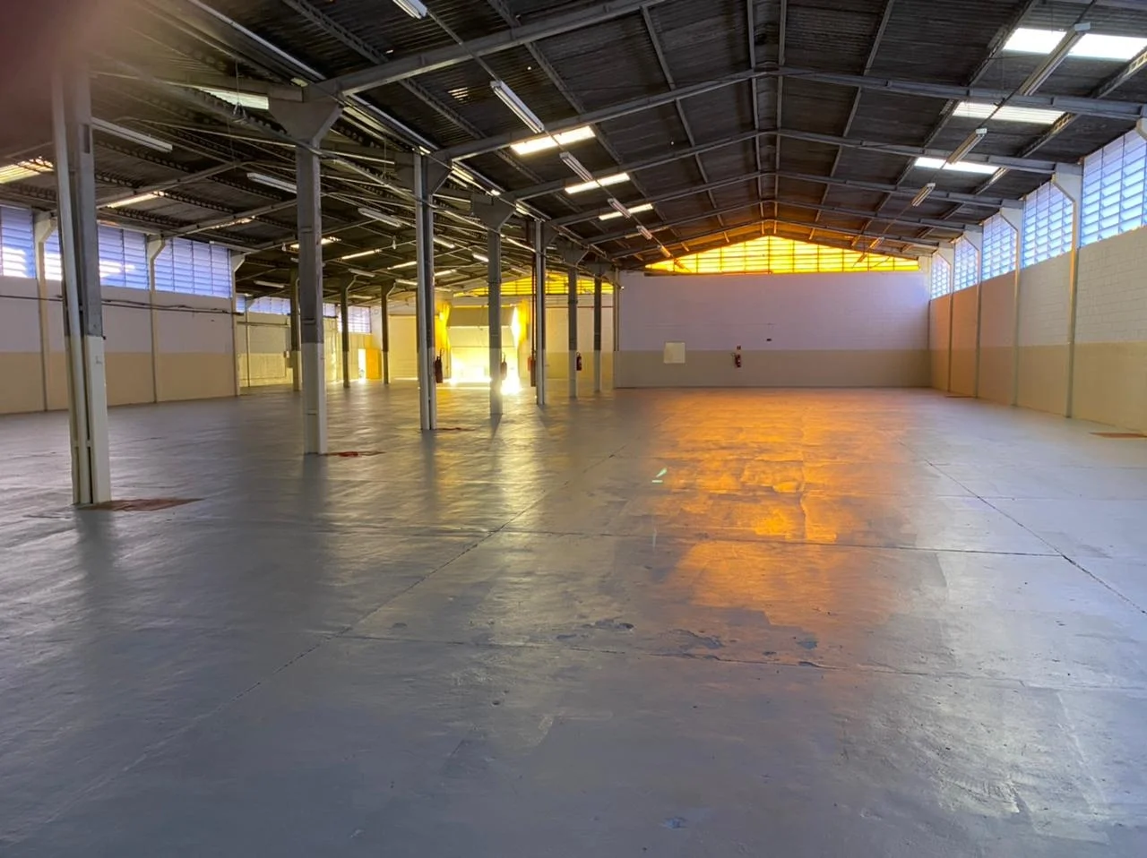 Galpão de 2.200m² de área construída em 5.525m² de terreno em Barueri